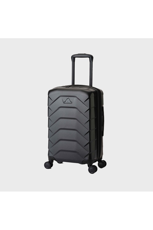 캐시 캐리온 캐리어22 - BLACK LICHEN (DL599018)는 42L 용량의 기내용 캐리어입니다. 블랙 컬러의 무지 디자인으로, 미니멀하고 클래식한 스타일을 연출합니다. 튼튼한 폴리카보네이트 소재의 하드케이스로 제작되었으며, 여행 시 짐을 안전하게 보호합니다. 4륜 바퀴와 손잡이, 사이즈 조절 기능이 있어 편리하게 사용할 수 있으며, 여행룩과 휴가룩에 잘 어울립니다. 지퍼형 잠금 방식으로 내용물을 안전하게 보관할 수 있습니다.
