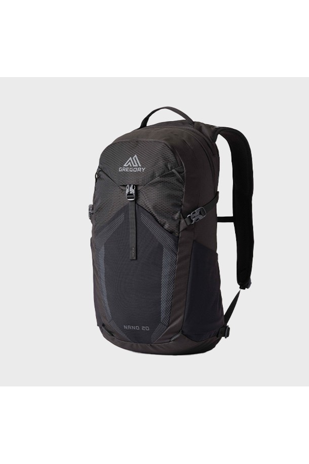 **나노20 - OPTIC BLACK 등산배낭(43J69030)**은 가볍고 방수 기능이 뛰어난 미디엄 사이즈의 블랙 색상 등산배낭입니다. 나일론 소재의 무지 디자인으로, 백팩 형태로 제작되어 등산 시 편리하게 사용할 수 있습니다. 지퍼형 잠금 방식으로 내용물을 안전하게 보호하며, 하이킹, 등산, 백패킹 등 다양한 야외 활동에 적합합니다. 고프코어, 캐주얼, 미니멀 스타일의 등산룩, 캠핑룩, 여행룩에 매치하여 스타일리시한 연출이 가능합니다. 나노20 시리즈로, 기능성과 디자인을 모두 갖춘 실용적인 아이템입니다.
