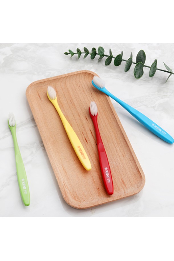 5세부터 10세 어린이를 위한 켄트 키즈 칫솔 3세트(총 12개)와 칫솔 1개를 추가 증정하는 특별 구성입니다. 부드러운 모와 인체공학적 디자인으로 아이들의 연약한 치아와 잇몸을 안전하게 관리해 줍니다. 블루, 그린, 옐로우, 핑크 등 다채로운 색상으로 아이들이 칫솔질을 즐겁게 할 수 있도록 돕습니다. 구강 위생과 치아 세정에 효과적이며, 세트 구성으로 넉넉하게 사용 가능합니다. 켄트 키즈 칫솔로 아이들의 건강한 치아 관리를 시작하세요.
