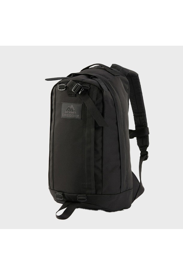 그레고리 하프데이V2 백팩 - 블랙 발리스틱은 미니멀, 캐주얼, 시크 스타일을 추구하는 여성분들을 위한 가방입니다. 튼튼한 나일론 소재와 사각 형태의 디자인으로 제작되었으며, 항균 기능과 손잡이가 있어 실용성을 높였습니다. 일상 및 자전거 이용에 적합하며, 출근룩에도 잘 어울리는 디자인입니다. 지퍼형 잠금 방식으로 소지품을 안전하게 보관할 수 있으며, 하프데이 사이즈와 발리스틱 소재를 사용하여 내구성을 강화했습니다.
