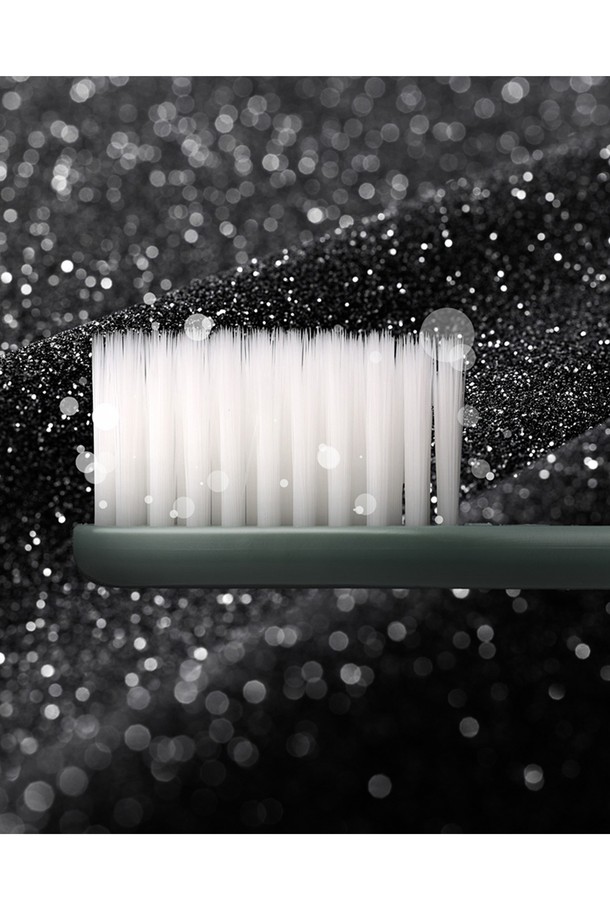 디알해리스 클래식 초극세모 칫솔 3세트(18개입)와 치약 60g 1개 세트입니다. 0.01mm의 초극세모와 이중모 구조로 제작되어 치아 사이와 잇몸을 부드럽게 관리해 줍니다. 슬림 헤드 디자인과 인체공학적 손잡이로 편안한 그립감을 제공하며, 미끄럼 방지 기능으로 사용성을 높였습니다. 항균 기능과 60도 내열 설계를 갖춘 안전한 칫솔입니다. 피스타치오, 화이트, 다크그레이 세 가지 색상으로 만나보세요.
