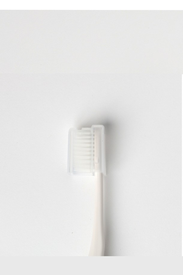 디알해리스 프리미엄 휴대용 치약&칫솔 세트는 여행 시 구강 위생을 책임지는 필수품입니다. 6세 이상 사용 가능하며, 은나노와 천연 오일을 함유한 치약과 0.01mm 이중 극세모, 5mm 슬림 헤드, 미끄럼 방지 그립의 칫솔이 위생적인 파우치와 위생캡과 함께 제공됩니다. 기내 반입이 가능하며, 친환경 소재(PBT, PLA)를 사용하여 휴대성과 위생, 환경까지 고려한 스마트한 여행용 치약/칫솔 세트입니다.
