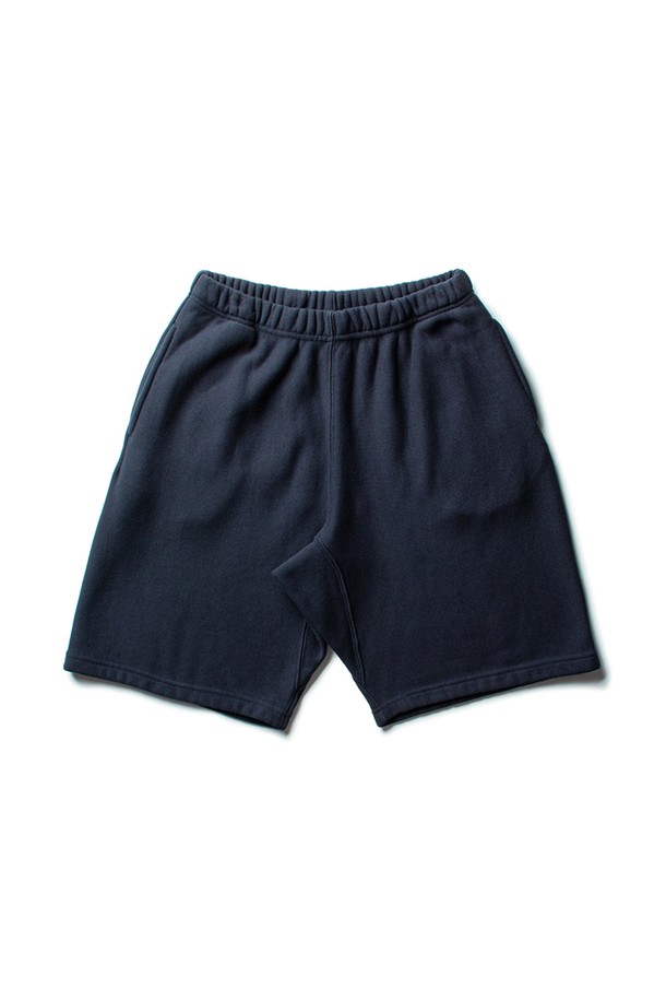 CLASSIC SWEATSHORTS [DARK NAVY]는 사계절용 다크 네이비 컬러의 클래식/캐주얼 스타일 면 반바지입니다. 700g 코튼 스웨트 니팅, 리버스 위브 구조, 거셋 디테일, 3N/5T 커버스티치 봉제, 헤링본 코튼 테이프, 볼게임 로고 패치가 특징이며, 레귤러핏과 두꺼운 두께로 제작되어 부드러운 촉감을 선사합니다. 밴딩 처리된 허리 부분과 무지 디자인은 편안함과 심플함을 동시에 제공하며, 일상복으로 활용하기 좋습니다.
