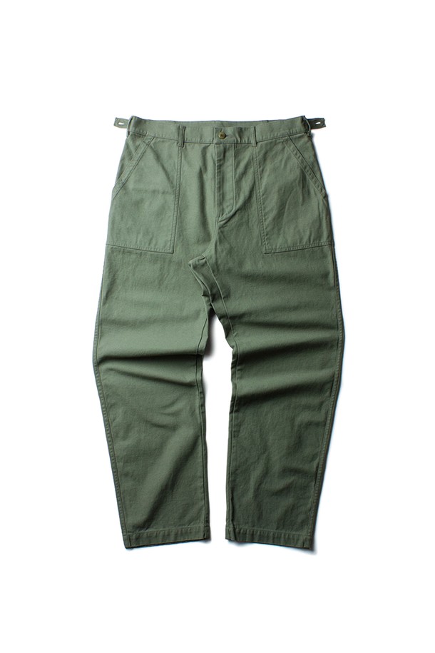 KILROY PANTS [O.G.]는 카키와 올리브 두 가지 색상으로 제공되는 남성용 밀리터리 팬츠입니다. 면 소재의 사계절용 긴바지로, 레귤러핏으로 제작되어 편안한 착용감을 선사합니다. 더블 스티치 봉제, 바택 보강, 가먼트 워싱, 방축가공, YKK 지퍼, 내추럴 넛 버튼, 다트 디테일 등 꼼꼼한 마감과 디자인이 돋보입니다.
