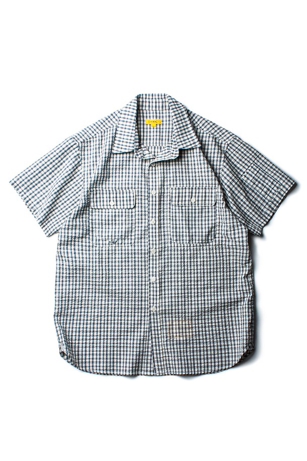 아이보리/화이트 컬러의 YOSEMITE LODGE SHIRT는 아웃도어와 일상 모두 활용 가능한 남성 셔츠입니다. 면과 폴리에스테르 혼방 소재로 제작되어 여름철에도 시원하게 착용 가능하며, 레귤러핏의 반소매 디자인과 체크 패턴이 특징입니다. 메쉬 포켓, 펜 포켓, 카라비너 루프 등 다양한 디테일과 가먼트 워싱, 방축 가공으로 실용성을 더했습니다.
