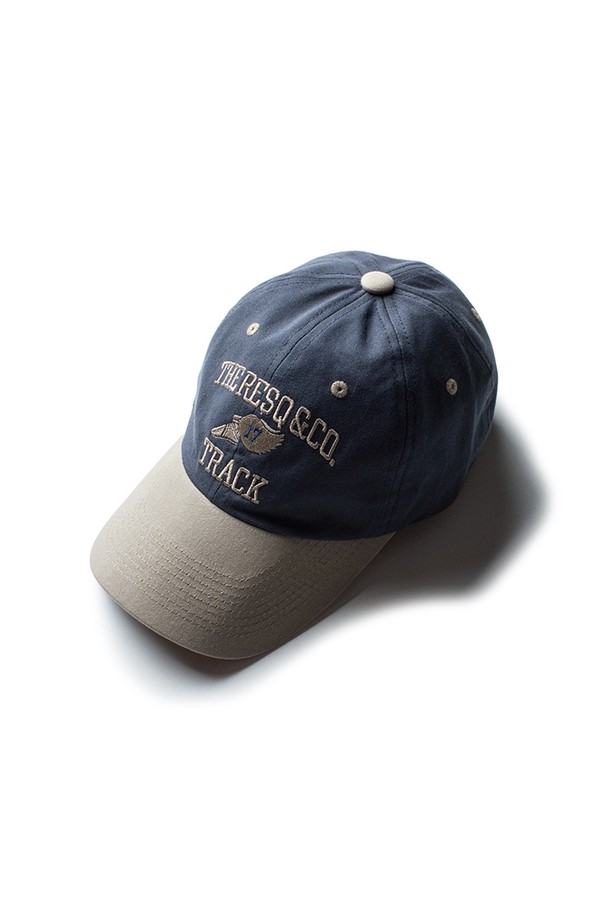 네이비와 그레이 컬러 배색이 세련된 STANDARD BALL CAP입니다. 6패널 구조에 고밀도 22s Cotton Twill 원단을 사용하여 부드러운 촉감과 뛰어난 통기성을 제공하며, 워싱 가공으로 자연스러운 멋을 더했습니다. 소가죽 사이즈 조절 밴드와 자수 디테일이 돋보이며, 챙 넓이 7.5cm, 모자 깊이 11.5cm로 편안한 착용감을 선사합니다.
