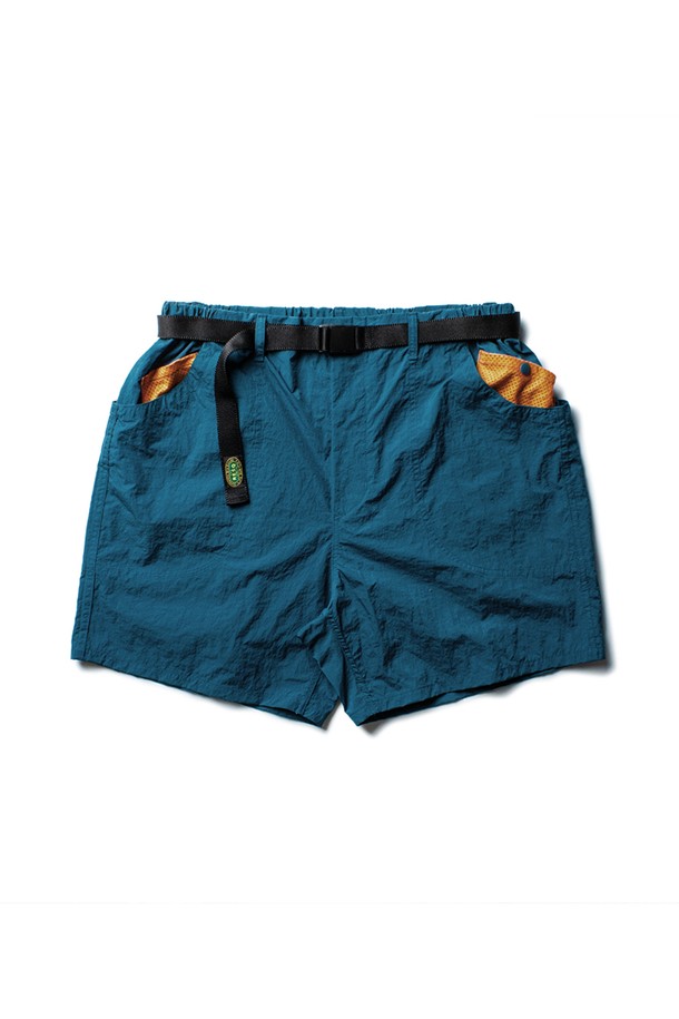 DOMINGO RIVER SHORTS [LAKE BLUE]는 남녀 공용으로, 여름철 아웃도어 및 일상에서 시원하게 착용할 수 있는 숏팬츠입니다. 얇고 가벼운 나일론 립스탑 원단으로 제작되었으며, 레귤러핏 디자인에 7포켓 구조, 고탄력 밴딩과 버클 벨트, 선그립 스냅 버튼과 바택 처리 등 꼼꼼한 디테일이 돋보입니다. 가먼트 워싱과 방축 가공을 거쳐 빈티지, 스포티, 캐주얼 스타일을 모두 아우르는 레이크 블루 컬러의 매력적인 숏팬츠를 경험해 보세요.
