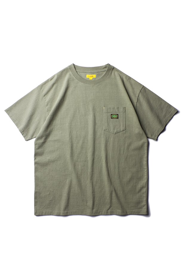 YOSEMITE POCKET TEE [MOSS GREEN]는 부드러운 면 소재로 제작되어 편안한 착용감을 선사하는 남성용 반팔 티셔츠입니다. 빈티지, 아웃도어, 캐주얼 무드를 연출하며, 가슴 포켓 디테일과 로고 패치, 체인 스티치 봉제로 디자인의 완성도를 높였습니다. 일상 및 아웃도어 활동에 적합하며, 레귤러핏과 모스 그린 컬러가 자연스러운 스타일을 연출합니다.
