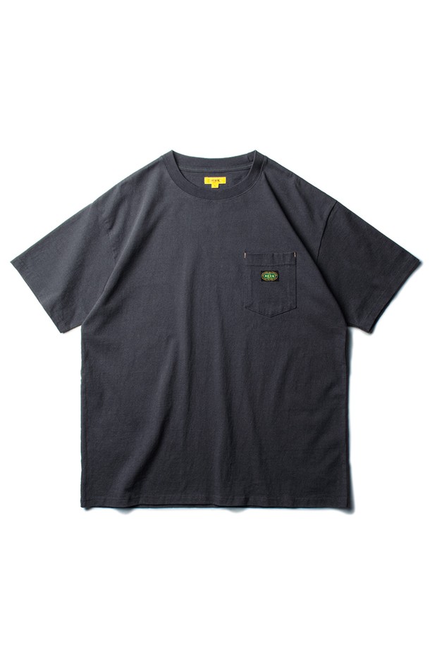 YOSEMITE POCKET TEE [ASHED CHARCOAL]는 면 소재의 레귤러핏 반팔 티셔츠입니다. 차콜 컬러의 무지 디자인으로, 가슴 포켓과 로고 패치가 특징이며, 봄, 여름 시즌 일상 및 아웃도어 활동에 적합합니다. 빈티지하고 캐주얼한 스타일을 연출하며 부드러운 촉감과 가먼트 워싱, 방축 가공으로 편안함과 내구성을 더했습니다.
