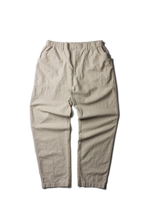 COTTON LINEN DOMINGO PANTS [WASHED BEIGE]는 면과 린넨 혼방 소재로 제작되어 부드러운 촉감과 시원한 착용감을 제공하는 유틸리티 팬츠입니다. 캐주얼한 스타일의 루즈핏 긴바지로, 베이지 컬러와 무지 패턴으로 다양한 상의와 쉽게 매치할 수 있습니다. 고탄력 엘라스틱 밴딩, 벨트루프, 7개의 포켓, 더블 스티치 봉제, 바택 처리, 가먼트 워싱, 방축 가공 등 섬세한 디테일로 편안함과 실용성을 모두 갖췄습니다.
