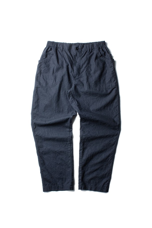 **COTTON LINEN DOMINGO PANTS [WASHED NAVY]**는 면과 린넨 혼방 소재로 제작되어 부드러운 촉감과 시원한 착용감을 선사하는 여름용 캐주얼 롱 바지입니다. 루즈핏에 밴딩 허리로 편안함을 더하고, 고탄력 엘라스틱 밴드와 벨트루프, 7개의 포켓 디테일로 실용성을 높였습니다. 가먼트 워싱 및 방축 가공 처리로 변형을 최소화했으며, 더블 스티치 마감으로 내구성을 강화한 네이비 컬러의 무지 유틸리티 팬츠입니다.
