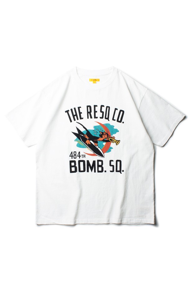 NOSE ART GRAPHIC TEE [IVORY]는 밀리터리 및 빈티지 스타일의 남녀 공용 아이보리 컬러 티셔츠입니다. 부드러운 면 소재의 레귤러핏 반소매 티셔츠로, 노즈 아트 그래픽 프린트가 특징입니다. 가먼트 워싱 처리, 방축 가공, 체인 스티치 봉제로 제작되어 얇고 편안한 착용감을 제공하며 일상 용도로 적합합니다.
