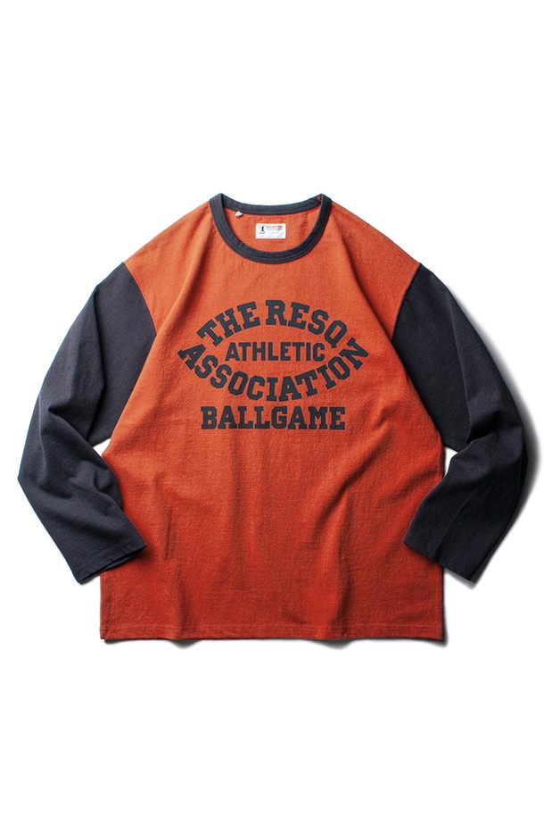 BALLGAME DUGOUT L/S TEE [DUST ORANGE]는 고밀도 헤비웨이트 면 원단으로 제작되어 탄탄한 촉감을 자랑하는 롱슬리브 티셔츠입니다. 빈티지 스포츠웨어 감성을 담아낸 디자인에 가먼트 워싱 처리와 방축 가공을 더하여 내구성을 높였습니다. 캐주얼, 스포티, 클래식 등 다양한 스타일 연출이 가능한, 봄, 가을 시즌 남성 고객을 위한 필수 아이템입니다.
