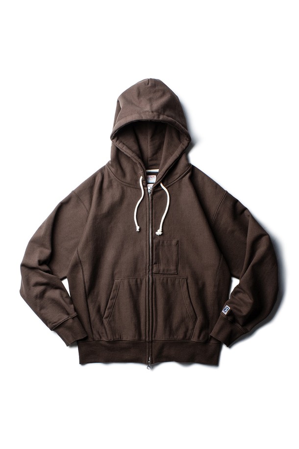 어떤 스타일에도 자연스럽게 어울리는 클래식 지퍼 후디, CLASSIC ZIP-UP HOODIE [SIENNA BROWN]입니다. 부드러운 촉감의 면과 폴리에스테르 혼방 소재로 제작되어 봄, 가을, 겨울철 내내 따뜻하게 착용할 수 있습니다. YKK 2way 지퍼, 사이드 립 패널, 전면 포켓, 카드 전용 포켓, 헤링본 코튼 테이프 마감 등 섬세한 디테일이 돋보입니다. 레귤러 핏으로 제작되어 편안한 착용감을 선사하며, 출근룩, 여행룩 등 다양한 TPO에 활용 가능합니다. 빈티지한 무드를 더해주는 시에나 브라운 컬러가 매력적입니다.
