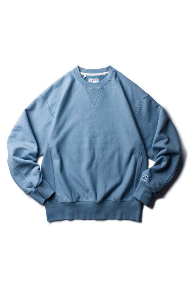 빈티지 블루 컬러의 클래식 스웻셔츠입니다. 면과 폴리에스테르 혼방의 고밀도 Heavy Sweat Knitting Mills 원단으로 제작되어 부드러운 촉감을 선사하며, 레귤러 핏으로 편안하게 착용 가능합니다. Reverse Weave 구조와 립 사이드 패널, 헤링본 코튼 테이프 마감으로 내구성을 높였으며, 두꺼운 두께감으로 봄, 가을, 겨울 다양한 계절에 활용할 수 있습니다. 무지 디자인에 브이넥 라인으로 클래식하고 미니멀한 스타일을 연출하며, 집콕룩, 겨울 데일리룩, 산책룩 등 다채로운 TPO에 매칭하기 좋습니다. 가먼트 워싱 처리를 통해 자연스러운 멋을 더했습니다.
