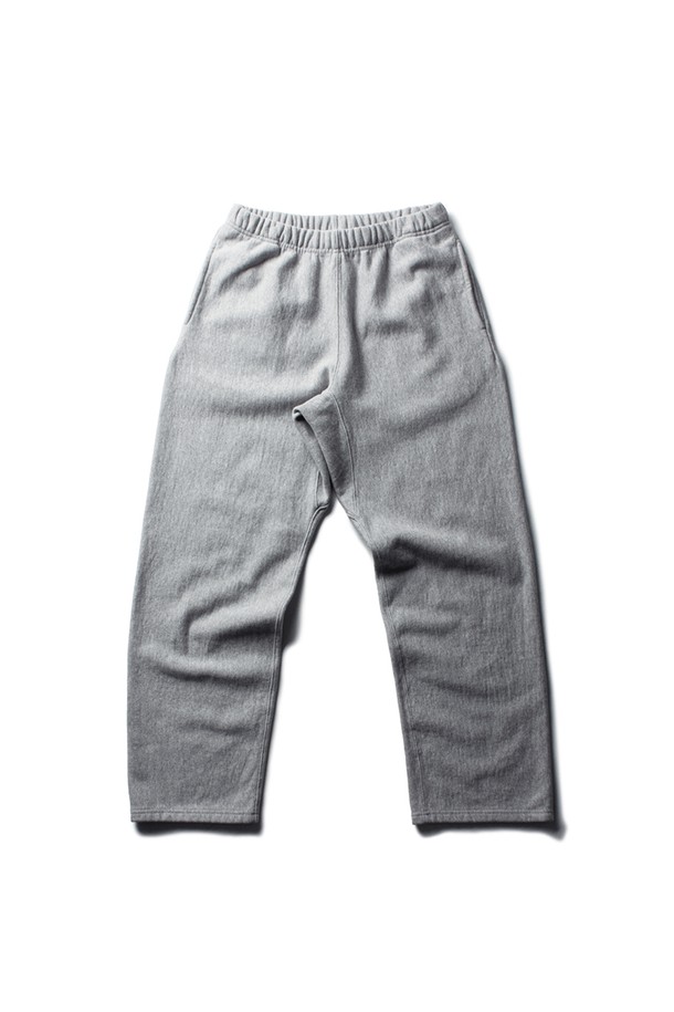**CLASSIC SWEATPANTS [멜란지 그레이]**

클래식한 디자인과 베이직한 무드가 돋보이는 남성용 스웻팬츠입니다. 멜란지 그레이 컬러의 긴 기장으로, 봄, 가을, 겨울철에 활용하기 좋습니다. 면과 폴리에스테르 혼방 소재로 제작되어 부드러운 촉감을 선사하며, 두꺼운 두께감으로 편안한 착용감을 제공합니다. 리버스 위브 구조, 거셋 디테일, 사이드 및 백 포켓, 헤링본 코튼 테이프, 볼게임 로고 패치 등의 디테일이 돋보입니다. 집콕룩, 동네 마실룩, 겨울 데일리룩 등 다양한 TPO에 맞춰 미니멀하고 캐주얼한 스타일을 연출해보세요. 레귤러핏으로 편안하게 착용 가능하며 밴딩 처리되어 활동성을 높였습니다.
