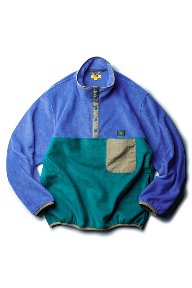 2-BLOCKED YOSEMITE FLEECE PULLOVER [SKY TURQUOISE]는 스카이 터쿼이즈와 블루 컬러 배색이 돋보이는 플리스 풀오버입니다. 부드러운 촉감의 폴리에스테르와 나일론 혼방 소재로 제작되어 가을, 겨울철 보온성을 제공하며, 일상 및 아웃도어 활동에 적합합니다. 레귤러핏의 레귤러 기장으로 활동성을 높였으며, 스냅 버튼 여밈 방식과 가슴 포켓, 양손 주머니 디테일로 실용성을 더했습니다. 헤링본 코튼 엘라스틱 밴드 마감, 로고 패치, 바이오 워싱 처리, 그리고 캐주얼, 고프코어 스타일과 등산룩, 캠핑룩 연출에 용이합니다.
