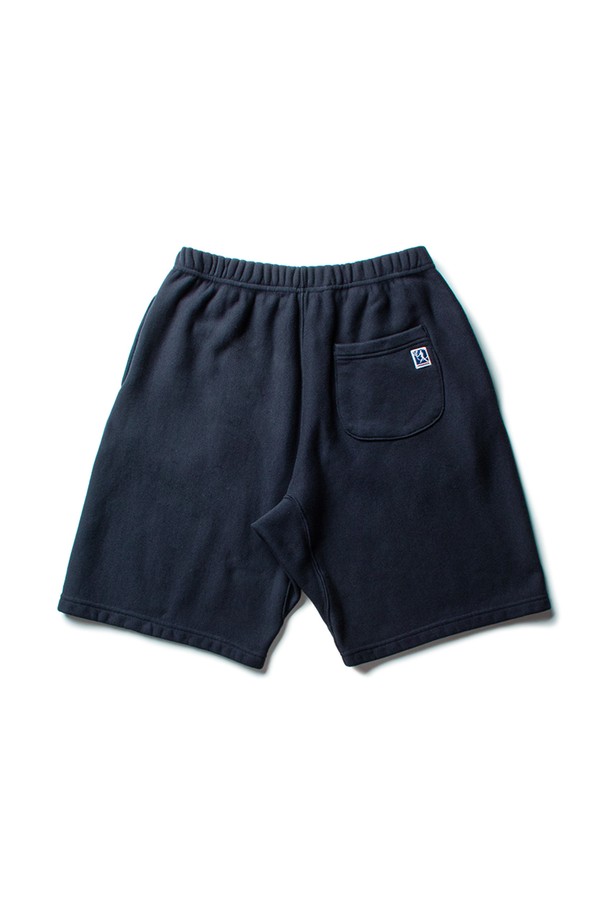 CLASSIC SWEATSHORTS [DARK NAVY]는 사계절용 다크 네이비 컬러의 클래식/캐주얼 스타일 면 반바지입니다. 700g 코튼 스웨트 니팅, 리버스 위브 구조, 거셋 디테일, 3N/5T 커버스티치 봉제, 헤링본 코튼 테이프, 볼게임 로고 패치가 특징이며, 레귤러핏과 두꺼운 두께로 제작되어 부드러운 촉감을 선사합니다. 밴딩 처리된 허리 부분과 무지 디자인은 편안함과 심플함을 동시에 제공하며, 일상복으로 활용하기 좋습니다.
