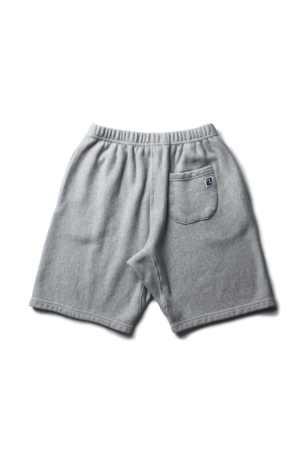 클래식한 감각의 CLASSIC SWEATSHORTS [MELANGE GREY]는 700g 코튼 스웻 니팅으로 제작되어 부드러운 촉감을 선사하며, 넉넉한 두께감으로 편안한 착용감을 제공합니다. 리버스 위브 구조와 거셋 디테일, 3N/5T 커버스티치 봉제, 헤링본 코튼 테이프 등의 섬세한 마감과 볼게임 로고 패치가 특징입니다. 레귤러핏으로 디자인되어 봄, 여름 일상에서 스포티하면서도 빈티지한 스타일을 연출하기 좋습니다.
