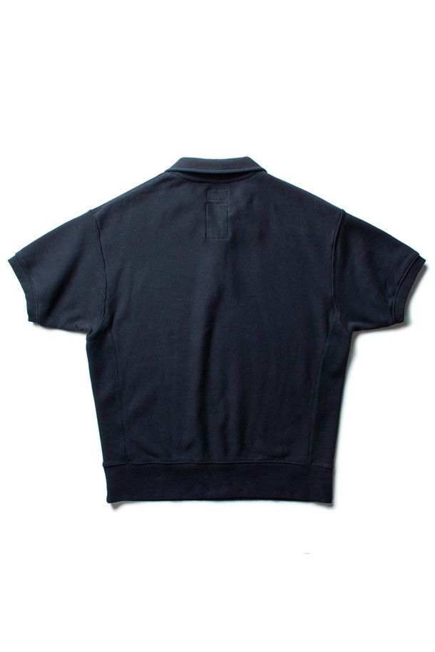 다크 네이비 컬러의 CLASSIC QUARTER 집업 반소매 스웨트셔츠입니다. 일상 및 산책 시 편안하게 착용할 수 있으며, 클래식, 스포티, 미니멀한 스타일을 연출할 수 있습니다. 두꺼운 면 소재로 제작되어 부드러운 촉감을 자랑하며, 레귤러 핏으로 편안한 착용감을 제공합니다. YKK 지퍼, 3N/5T 커버 스티치 봉제, 헤링본 코튼 테이프 행잉 루프, 볼게임 로고 패치, 가먼트 워싱 처리 등 섬세한 디테일이 돋보입니다. 집업 방식으로 간편하게 착용 가능하며, 봄, 여름 시즌에 활용하기 좋습니다.
