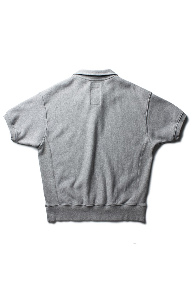 클래식한 무드의 CLASSIC QUARTER ZIP H/S SWEATSHIRT는 멜란지 그레이 컬러의 반소매 스웨트셔츠입니다. 700g 면 스웨트 니팅 밀 원단으로 제작되었으며, YKK 지퍼, 3N/5T Cover Stitch 봉제, 헤링본 코튼 테이프 마감, 립 사이드 패널, 가먼트 워싱 처리 등 뛰어난 디테일이 돋보입니다. 빈티지한 클래식 핏에 볼게임 로고 패치와 Reverse Weave 구조로 디자인되어 봄, 여름철 일상복으로 활용하기 좋습니다.
