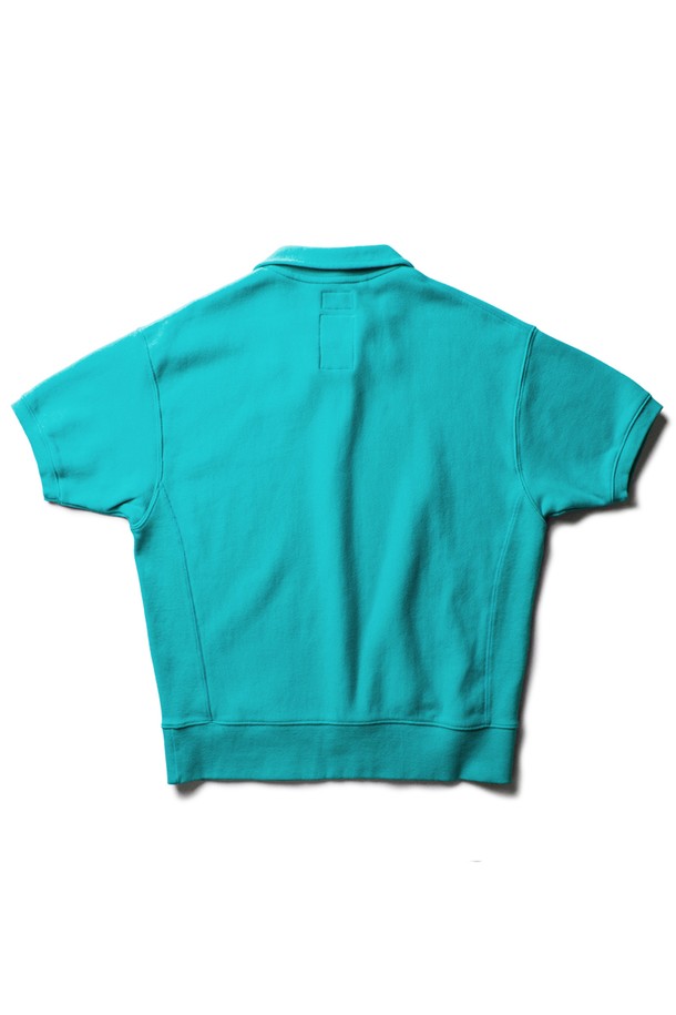 상쾌한 터쿼이즈 블루 컬러가 돋보이는 CLASSIC QUARTER ZIP H/S SWEATSHIRT는 봄, 여름 시즌에 어울리는 반소매 스웨트셔츠입니다. 700g Cotton Sweat Knitting Mills 원단으로 제작되어 부드러운 촉감을 자랑하며, 클래식핏과 집업 네크라인, 립 사이드 패널 디테일이 특징입니다. Reverse Weave 구조와 가먼트 워싱 처리를 통해 내구성을 높였으며, 볼게임 로고 패치가 빈티지한 무드를 더합니다.
