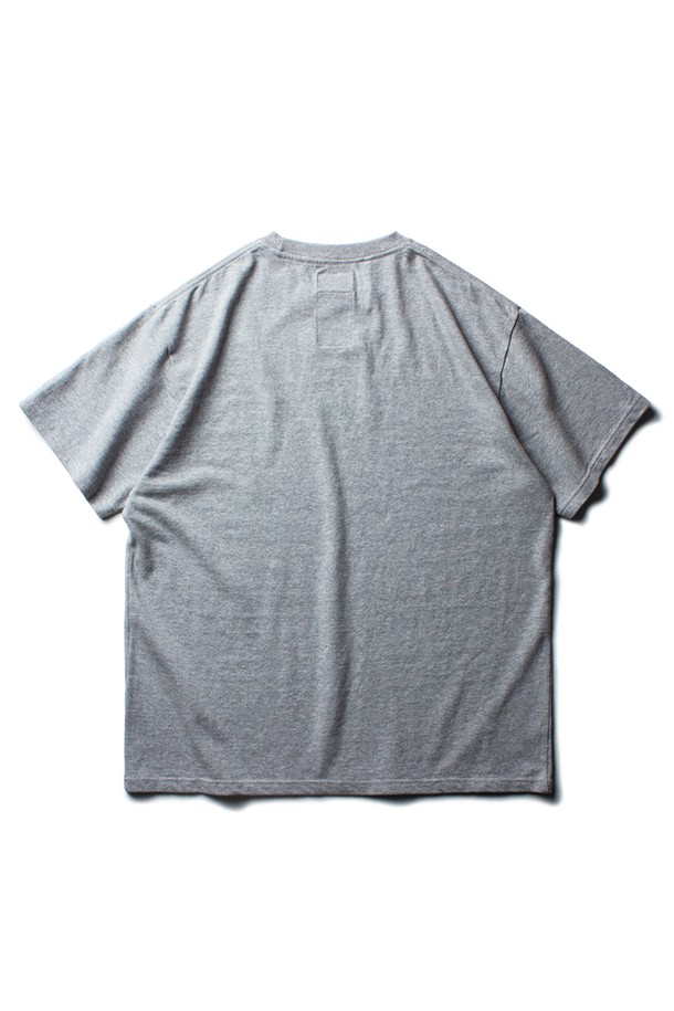 멜란지 그레이 컬러의 BALLGAME GRAPHIC TEE는 일상에서 빈티지, 스포티, 클래식 무드를 연출하는 남성용 티셔츠입니다. 10수 싱글 면 원단으로 제작되어 탄탄한 촉감을 제공하며, 레귤러 핏에 라운드넥 디자인으로 편안하게 착용할 수 있습니다. 헤링본 트윌 행잉 루프 디테일, 빈티지한 크랙 프린팅, 가먼트 워싱 및 방축 가공 처리로 완성도를 높였습니다.
