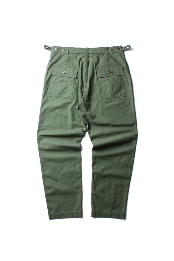 KILROY PANTS [O.G.]는 카키와 올리브 두 가지 색상으로 제공되는 남성용 밀리터리 팬츠입니다. 면 소재의 사계절용 긴바지로, 레귤러핏으로 제작되어 편안한 착용감을 선사합니다. 더블 스티치 봉제, 바택 보강, 가먼트 워싱, 방축가공, YKK 지퍼, 내추럴 넛 버튼, 다트 디테일 등 꼼꼼한 마감과 디자인이 돋보입니다.
