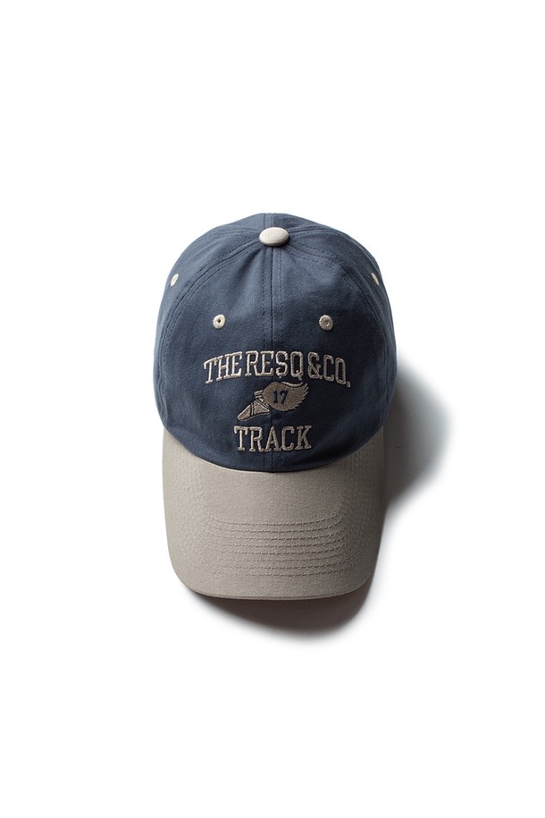 네이비와 그레이 컬러 배색이 세련된 STANDARD BALL CAP입니다. 6패널 구조에 고밀도 22s Cotton Twill 원단을 사용하여 부드러운 촉감과 뛰어난 통기성을 제공하며, 워싱 가공으로 자연스러운 멋을 더했습니다. 소가죽 사이즈 조절 밴드와 자수 디테일이 돋보이며, 챙 넓이 7.5cm, 모자 깊이 11.5cm로 편안한 착용감을 선사합니다.
