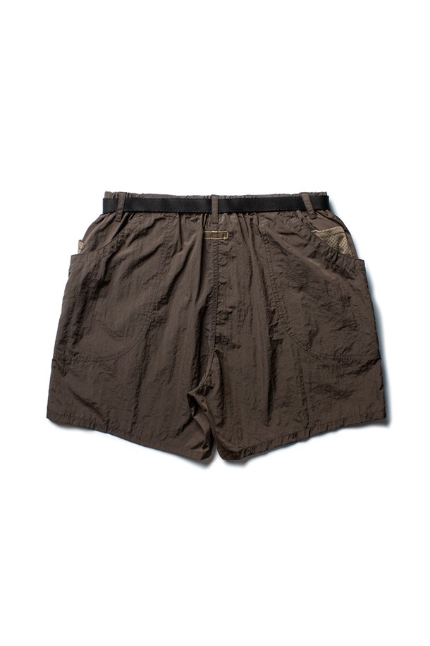 DOMINGO RIVER SHORTS [GROUND BROWN]는 아웃도어 활동과 일상에서 모두 활용 가능한 숏팬츠입니다. 얇은 두께감의 나일론 소재를 사용하여 여름철 시원하게 착용할 수 있으며, 립스탑 원단으로 내구성을 높였습니다. 캐주얼하고 스포티한 스타일로, 밴딩 허리와 버클 벨트, 7포켓 구조, 메쉬 포켓, 벨트 루프, 가먼트 워싱, 방축가공 등의 다양한 기능이 특징입니다.
