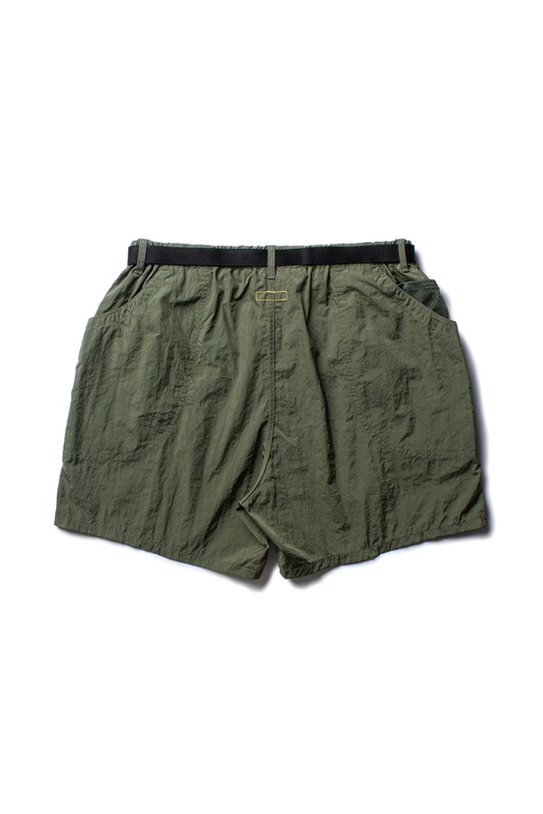 DOMINGO RIVER SHORTS [FOREST GREEN]는 아웃도어 활동과 일상에서 모두 활용 가능한 남녀 공용 숏팬츠입니다. 립스탑 나일론 소재를 사용하여 내구성을 높였으며, 7포켓 구조와 버클 벨트, 벨트 루프 디테일로 실용성을 더했습니다. 가먼트 워싱 및 방축 가공 처리로 편안한 착용감을 제공하며, 레귤러핏의 포레스트 그린 컬러가 빈티지, 캐주얼, 스포티한 스타일을 연출합니다.
