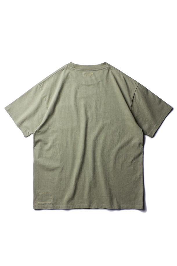 YOSEMITE POCKET TEE [MOSS GREEN]는 부드러운 면 소재로 제작되어 편안한 착용감을 선사하는 남성용 반팔 티셔츠입니다. 빈티지, 아웃도어, 캐주얼 무드를 연출하며, 가슴 포켓 디테일과 로고 패치, 체인 스티치 봉제로 디자인의 완성도를 높였습니다. 일상 및 아웃도어 활동에 적합하며, 레귤러핏과 모스 그린 컬러가 자연스러운 스타일을 연출합니다.
