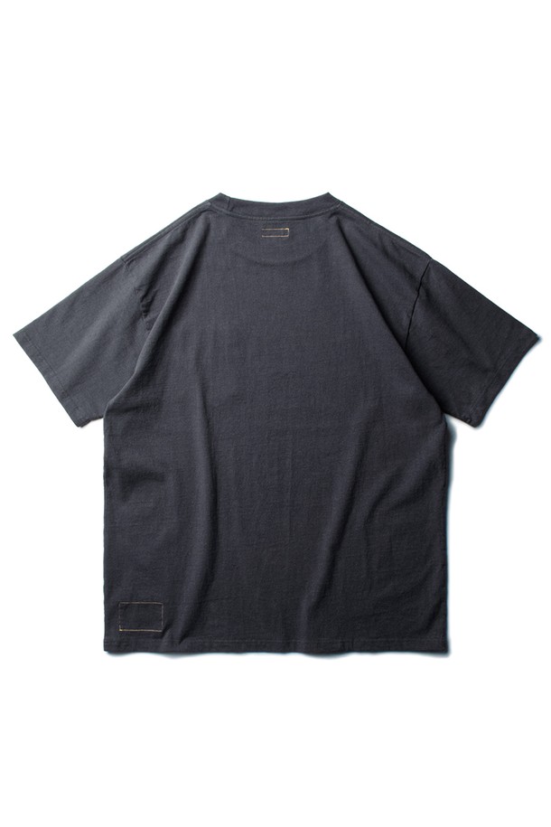 YOSEMITE POCKET TEE [ASHED CHARCOAL]는 면 소재의 레귤러핏 반팔 티셔츠입니다. 차콜 컬러의 무지 디자인으로, 가슴 포켓과 로고 패치가 특징이며, 봄, 여름 시즌 일상 및 아웃도어 활동에 적합합니다. 빈티지하고 캐주얼한 스타일을 연출하며 부드러운 촉감과 가먼트 워싱, 방축 가공으로 편안함과 내구성을 더했습니다.

