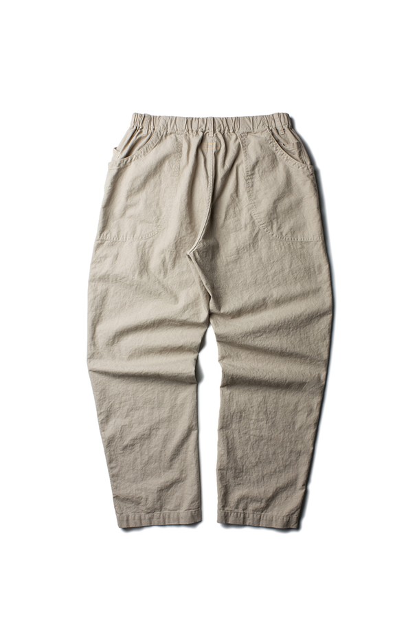 COTTON LINEN DOMINGO PANTS [WASHED BEIGE]는 면과 린넨 혼방 소재로 제작되어 부드러운 촉감과 시원한 착용감을 제공하는 유틸리티 팬츠입니다. 캐주얼한 스타일의 루즈핏 긴바지로, 베이지 컬러와 무지 패턴으로 다양한 상의와 쉽게 매치할 수 있습니다. 고탄력 엘라스틱 밴딩, 벨트루프, 7개의 포켓, 더블 스티치 봉제, 바택 처리, 가먼트 워싱, 방축 가공 등 섬세한 디테일로 편안함과 실용성을 모두 갖췄습니다.
