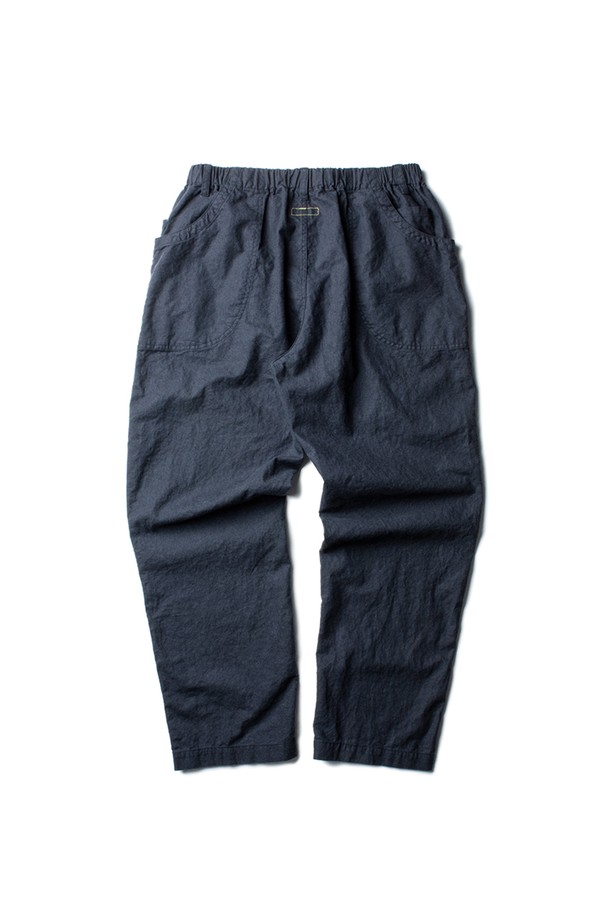 **COTTON LINEN DOMINGO PANTS [WASHED NAVY]**는 면과 린넨 혼방 소재로 제작되어 부드러운 촉감과 시원한 착용감을 선사하는 여름용 캐주얼 롱 바지입니다. 루즈핏에 밴딩 허리로 편안함을 더하고, 고탄력 엘라스틱 밴드와 벨트루프, 7개의 포켓 디테일로 실용성을 높였습니다. 가먼트 워싱 및 방축 가공 처리로 변형을 최소화했으며, 더블 스티치 마감으로 내구성을 강화한 네이비 컬러의 무지 유틸리티 팬츠입니다.
