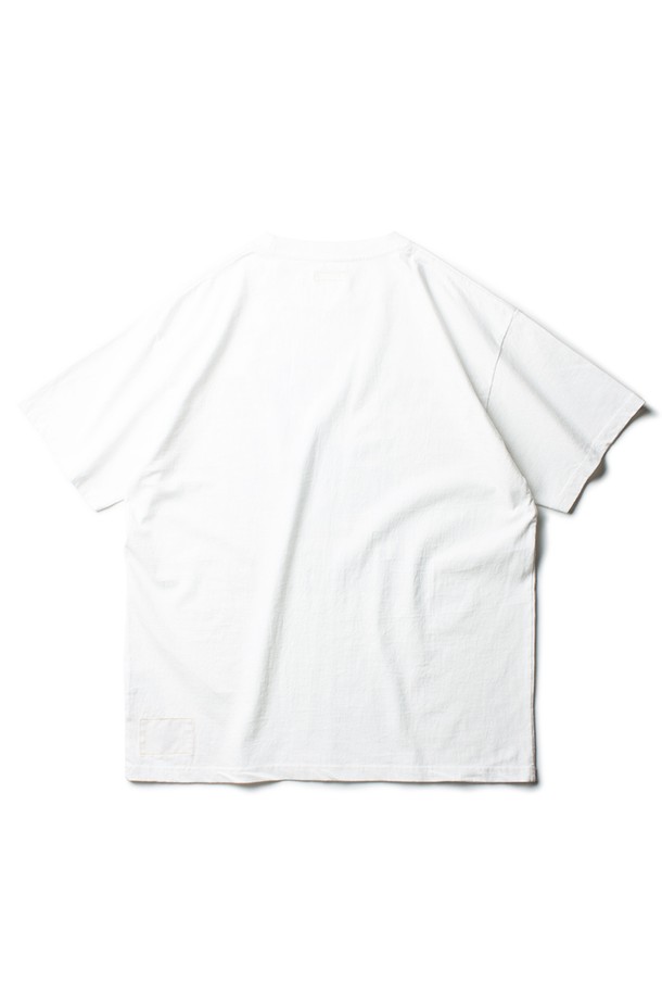 NOSE ART GRAPHIC TEE [IVORY]는 밀리터리 및 빈티지 스타일의 남녀 공용 아이보리 컬러 티셔츠입니다. 부드러운 면 소재의 레귤러핏 반소매 티셔츠로, 노즈 아트 그래픽 프린트가 특징입니다. 가먼트 워싱 처리, 방축 가공, 체인 스티치 봉제로 제작되어 얇고 편안한 착용감을 제공하며 일상 용도로 적합합니다.
