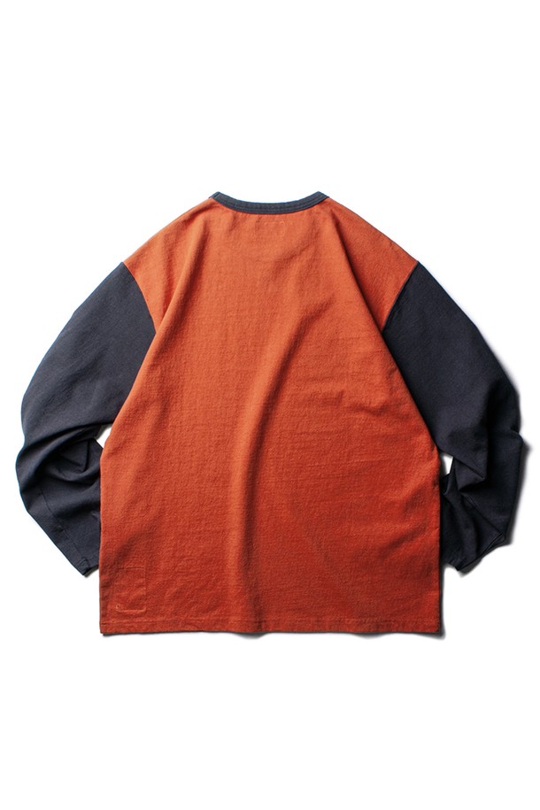 BALLGAME DUGOUT L/S TEE [DUST ORANGE]는 고밀도 헤비웨이트 면 원단으로 제작되어 탄탄한 촉감을 자랑하는 롱슬리브 티셔츠입니다. 빈티지 스포츠웨어 감성을 담아낸 디자인에 가먼트 워싱 처리와 방축 가공을 더하여 내구성을 높였습니다. 캐주얼, 스포티, 클래식 등 다양한 스타일 연출이 가능한, 봄, 가을 시즌 남성 고객을 위한 필수 아이템입니다.
