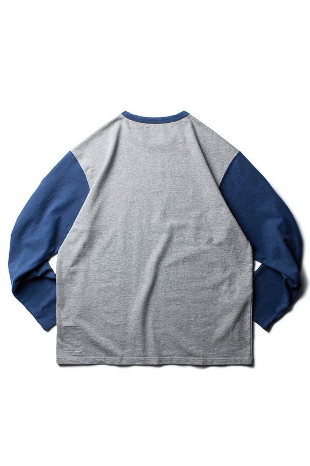 BALLGAME DUGOUT L/S TEE [MELANGE GREY]는 남녀 공용으로, 일상과 스포츠 활동에 적합한 긴 소매 티셔츠입니다. 탄탄한 촉감의 고밀도 Heavyweight 10s Single Cotton 원단으로 제작되었으며, 멜란지 그레이와 네이비 두 가지 색상으로 출시되었습니다. 클래식핏에 라운드넥 디자인, 로고 패턴이 특징이며, 가먼트 워싱 처리와 방축가공(Sanforized)으로 제작되어 튼튼하게 착용할 수 있습니다.
