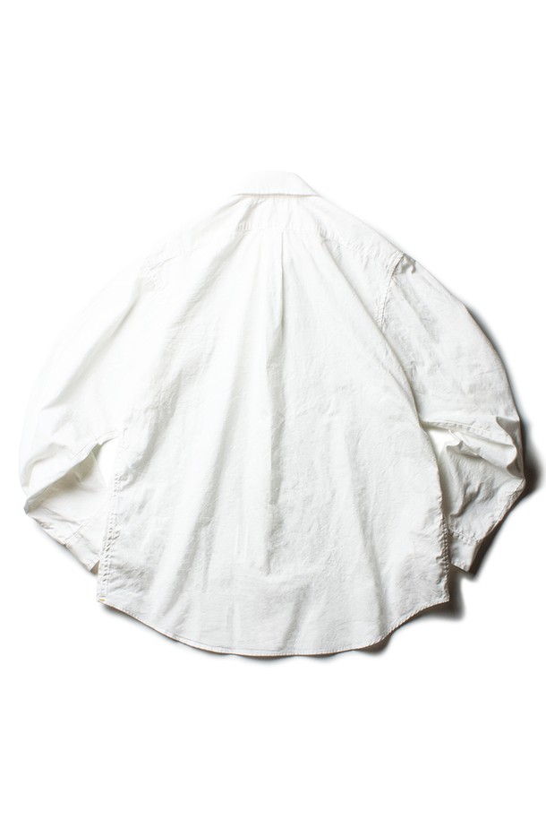 옥스포드 비.디. 셔츠 [아이보리]는 클래식과 캐주얼 스타일을 모두 아우르는 남성용 버튼다운 셔츠입니다. 부드러운 면 소재로 제작되어 사계절 내내 편안하게 착용할 수 있으며, 레귤러 핏으로 제작되어 여유로운 착용감을 선사합니다. 은은한 아이보리 컬러와 무지 디자인은 어떤 옷에도 잘 어울리며, 데이트룩과 비즈니스 캐주얼에 모두 활용 가능합니다. 셸 버튼, 가먼트 워싱, 방축가공, 바택 보강, 앞뒤 기장 차이 디자인 등 디테일을 더해 완성도를 높였습니다.
