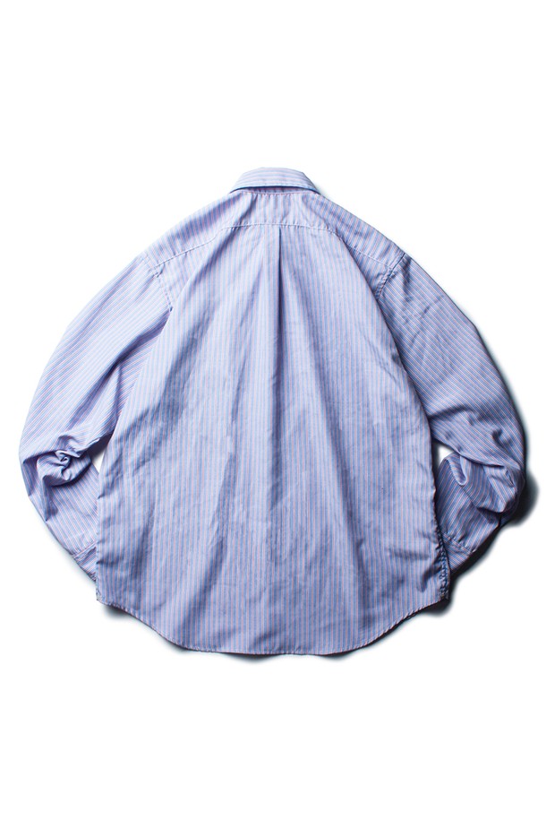 **스트라이프 B.D. 셔츠 [멀티 믹스]**는 클래식과 캐주얼 무드를 동시에 연출하는 남성 셔츠입니다. 폴리에스테르와 면 혼방 소재로 제작되어 편안한 착용감을 제공하며, 일상에서 활용하기 좋습니다. 버튼다운 칼라와 긴 소매, 레귤러 기장으로 디자인되었으며, 멀티 컬러 스트라이프 패턴이 특징입니다. 가먼트 워싱 처리, 방축 가공, 바택 보강, 앞뒤 기장 차이 등의 디테일로 완성도를 높였습니다. 데이트룩, 출근룩 등 다양한 TPO에 미니멀, 클래식, 캐주얼 스타일로 연출해보세요.
