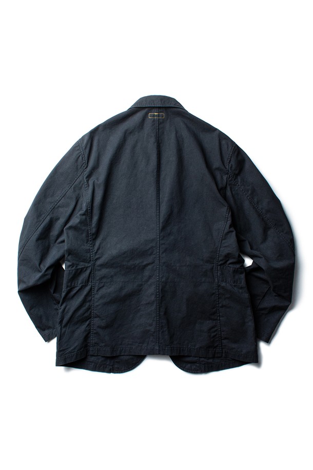 가바딘 소재의 "서키아 재킷" [네이비]는 남성 고객을 위한 클래식 스타일의 자켓입니다. 봄, 가을 계절에 적합하며, 미니멀하고 시크한 무드를 연출합니다. 3버튼 여밈 방식과 레귤러 핏으로 제작되었으며, 유틸리티 포켓과 피크드 라펠 디테일이 특징입니다. 바이오 워싱, 가먼트 워싱, 방축 가공을 거쳐 탄탄한 촉감을 자랑하며, 더블 스티치, 바택 처리로 내구성을 높였습니다. 오피스룩, 비즈니스 캐주얼, 모임룩 등 다양한 TPO에 활용하기 좋습니다.
