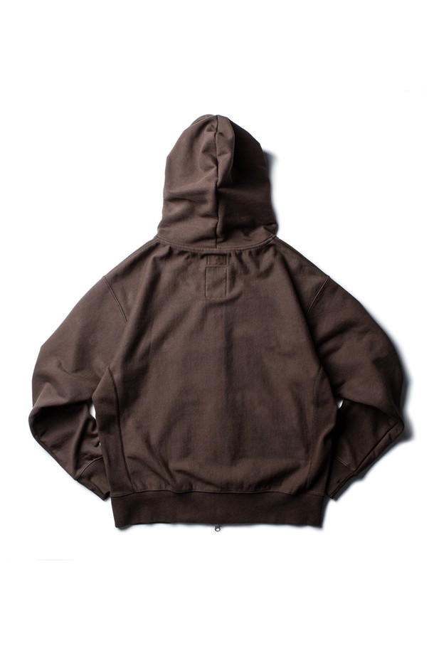 어떤 스타일에도 자연스럽게 어울리는 클래식 지퍼 후디, CLASSIC ZIP-UP HOODIE [SIENNA BROWN]입니다. 부드러운 촉감의 면과 폴리에스테르 혼방 소재로 제작되어 봄, 가을, 겨울철 내내 따뜻하게 착용할 수 있습니다. YKK 2way 지퍼, 사이드 립 패널, 전면 포켓, 카드 전용 포켓, 헤링본 코튼 테이프 마감 등 섬세한 디테일이 돋보입니다. 레귤러 핏으로 제작되어 편안한 착용감을 선사하며, 출근룩, 여행룩 등 다양한 TPO에 활용 가능합니다. 빈티지한 무드를 더해주는 시에나 브라운 컬러가 매력적입니다.
