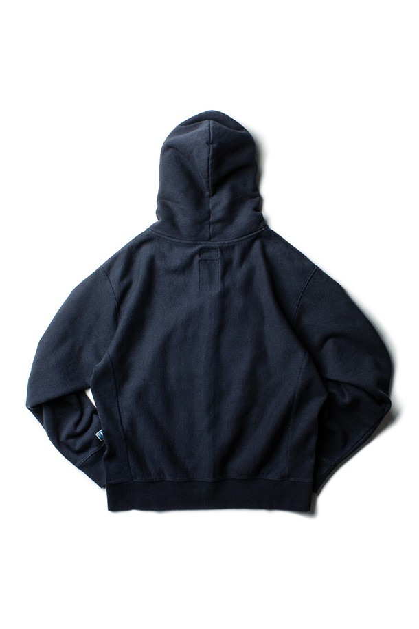 다크 네이비 색상의 CLASSIC ZIP-UP HOODIE (클래식 후드집업)입니다. 면과 폴리에스테르 혼방의 부드러운 소재로 제작되어 봄, 가을, 겨울 모두 착용 가능하며, 레귤러 핏으로 편안한 착용감을 선사합니다. 넉넉한 두께감으로 따뜻함을 유지하며, YKK 2way 지퍼, 헤링본 코튼 테이프, 사이드 립 패널 등 디테일한 마감으로 완성도를 높였습니다. 캐주얼, 미니멀 스타일은 물론 출근룩과 여행룩에도 잘 어울리는 활용도 높은 아이템입니다. 전면 포켓과 카드 전용 포켓이 있어 실용성을 더했습니다.
