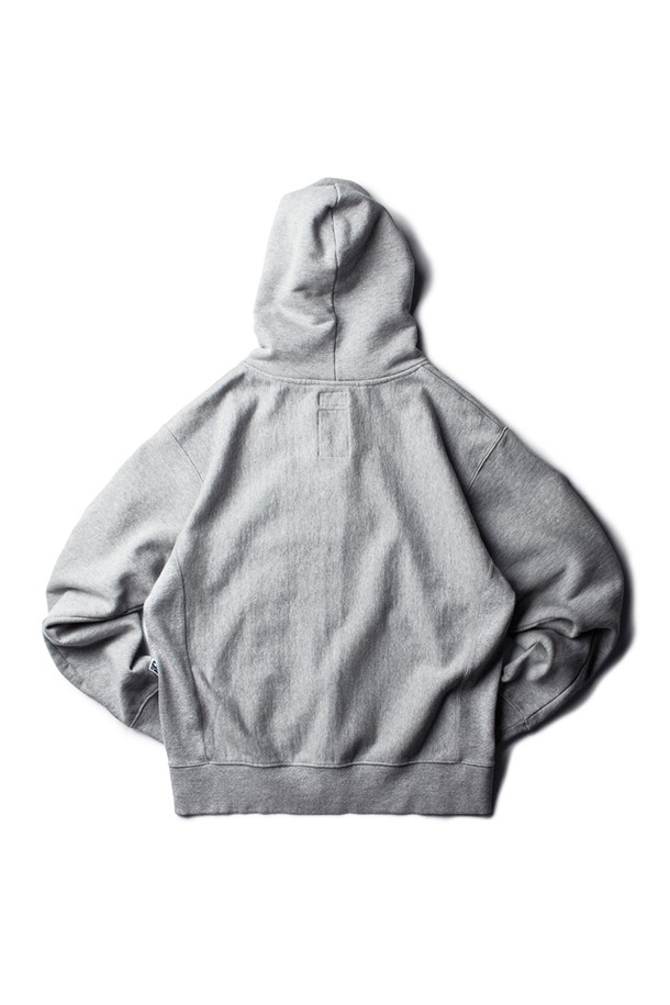 클래식 집업 후디 [멜란지 그레이]는 일상, 출근룩, 산책룩에 모두 잘 어울리는 베이직하고 클래식한 스타일의 후드집업입니다. 부드러운 면과 폴리에스테르 혼방 소재로 제작되어 두꺼운 두께감과 뛰어난 보온성을 자랑하며, 멜란지 그레이 컬러가 은은한 멋을 더합니다. YKK 2way 지퍼, 헤링본 코튼 테이프 마감, 행잉 루프 등의 디테일과 전면 포켓, 카드 전용 포켓, 로고 패치를 더하여 실용성을 높였습니다. 레귤러핏으로 편안하게 착용 가능하며, 봄, 가을, 겨울 세 계절 모두 활용하기 좋습니다.
