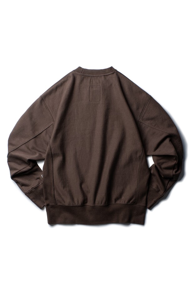 따뜻하고 포근한 클래식 스웨트셔츠, 시에나 브라운 컬러입니다. 면과 폴리에스테르 혼방 소재로 제작되어 부드러운 촉감과 두꺼운 두께감으로 겨울철 데일리룩에 적합합니다. 레귤러핏으로 편안하게 착용할 수 있으며, 긴 소매와 브이넥 디자인이 특징입니다. V형 립 디테일, 헤링본 코튼 테이프 마감, 행잉 루프, 볼게임 로고 패치, 립 사이드 패널, Reverse Weave 구조 등 섬세한 디테일이 돋보입니다. 베이직하고 미니멀한 스타일로, 다양한 룩에 활용하기 좋습니다.
