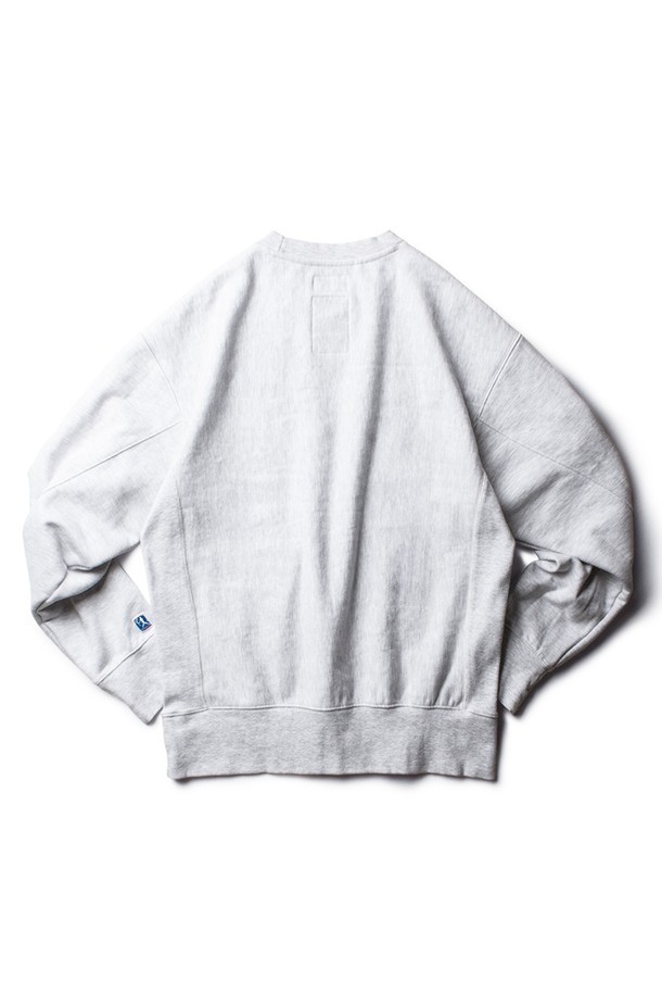 클래식 스웻셔츠 [헤더 그레이]는 부드러운 촉감의 면, 폴리에스테르 혼방 소재로 제작되어 봄, 가을, 겨울에 착용하기 좋습니다. 립 사이드 패널 디테일과 브이넥 디자인으로 클래식하면서도 베이직한 스타일을 연출합니다. 레귤러핏에 긴 소매 기장으로 편안한 착용감을 선사하며, 두꺼운 두께감으로 따뜻함을 더해줍니다. 헤링본 코튼 테이프 마감, 행잉 루프, 로고 패치, 가먼트 워싱 처리 등 섬세한 디테일을 더했습니다. 겨울 데일리룩, 집콕룩, 산책룩 등 다양한 TPO에 활용 가능한 미니멀, 캐주얼 스타일의 스웻셔츠입니다.
