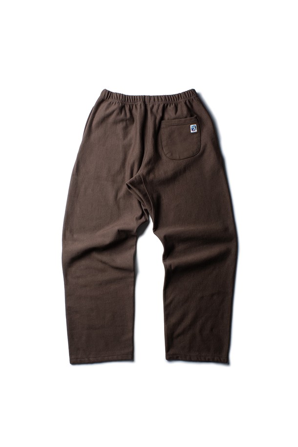 클래식 스웻팬츠 [시에나 브라운]은 부드러운 면과 폴리에스테르 혼방 소재로 제작되어 봄, 가을, 겨울에 따뜻하게 착용하기 좋습니다. 넉넉한 레귤러핏에 두꺼운 두께감으로 편안한 착용감을 선사하며, 밴딩 처리된 허리 부분과 거셋 디테일이 활동성을 높입니다. 시에나 브라운 컬러의 무지 디자인으로 어떤 스타일에도 쉽게 매치할 수 있으며, 헤링본 코튼 테이프 행잉 루프, 볼게임 로고 패치, 사이드 포켓, 백 포켓 등의 섬세한 디테일이 돋보입니다. 동네 마실룩, 집콕룩, 겨울 데일리룩 등 다양한 TPO에 활용할 수 있는 베이직하고 미니멀한 디자인의 팬츠입니다.
