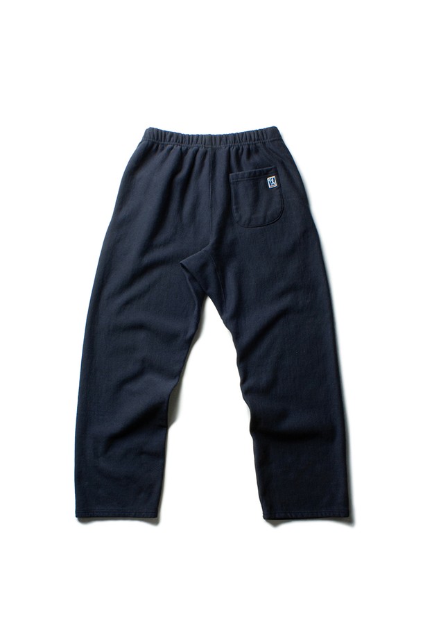 클래식 스웻팬츠 [다크 네이비]는 부드러운 촉감의 고밀도 헤비 스웻 니팅 밀스(Heavy Sweat Knitting Mills) 원단으로 제작되어 봄, 가을, 겨울에 폭넓게 활용 가능한 아이템입니다. 레귤러 핏으로 편안한 착용감을 선사하며, 무지 디자인에 리버스 위브(Reverse Weave) 구조, 거셋 디테일, 헤링본 코튼 테이프, 볼게임 로고 패치 등 섬세한 디테일이 돋보입니다. 밴딩 처리되어 활동성을 높였으며, 가먼트 워싱을 통해 자연스러운 멋을 더했습니다. 집콕룩, 동네 마실룩, 겨울 데일리룩 등 다양한 TPO에 클래식, 미니멀, 캐주얼 스타일로 연출하기 좋습니다.
