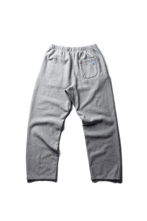 **CLASSIC SWEATPANTS [멜란지 그레이]**

클래식한 디자인과 베이직한 무드가 돋보이는 남성용 스웻팬츠입니다. 멜란지 그레이 컬러의 긴 기장으로, 봄, 가을, 겨울철에 활용하기 좋습니다. 면과 폴리에스테르 혼방 소재로 제작되어 부드러운 촉감을 선사하며, 두꺼운 두께감으로 편안한 착용감을 제공합니다. 리버스 위브 구조, 거셋 디테일, 사이드 및 백 포켓, 헤링본 코튼 테이프, 볼게임 로고 패치 등의 디테일이 돋보입니다. 집콕룩, 동네 마실룩, 겨울 데일리룩 등 다양한 TPO에 맞춰 미니멀하고 캐주얼한 스타일을 연출해보세요. 레귤러핏으로 편안하게 착용 가능하며 밴딩 처리되어 활동성을 높였습니다.
