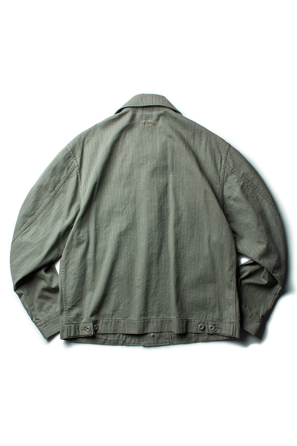 HBT M43 킬로이 재킷 [빈티지 올리브]는 남성을 위한 밀리터리 스타일의 유틸리티 재킷입니다. 봄, 가을에 착용하기 좋으며, 클래식과 캐주얼, 워크웨어 스타일을 넘나드는 매력을 지닙니다. 면 소재로 제작되어 부드러운 촉감을 선사하며, 중간 두께감으로 간절기에 활용하기 좋습니다. 입체 포켓, 허리 조임 버튼, 소매 주름 디테일, 더블 스티치 봉제, 바택 보강 등의 특징이 돋보이며, 가먼트 워싱과 방축 가공으로 내구성을 높였습니다. 데이트룩, 가을 나들이룩 등 다양한 TPO에 활용할 수 있습니다.
